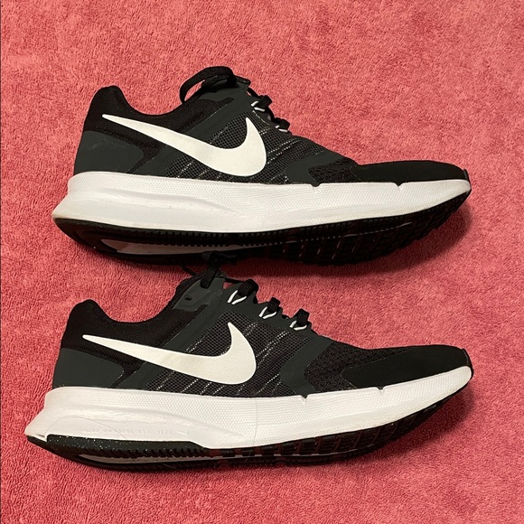 Nike Black and White Athletic Shoes - Picture 8 of 10